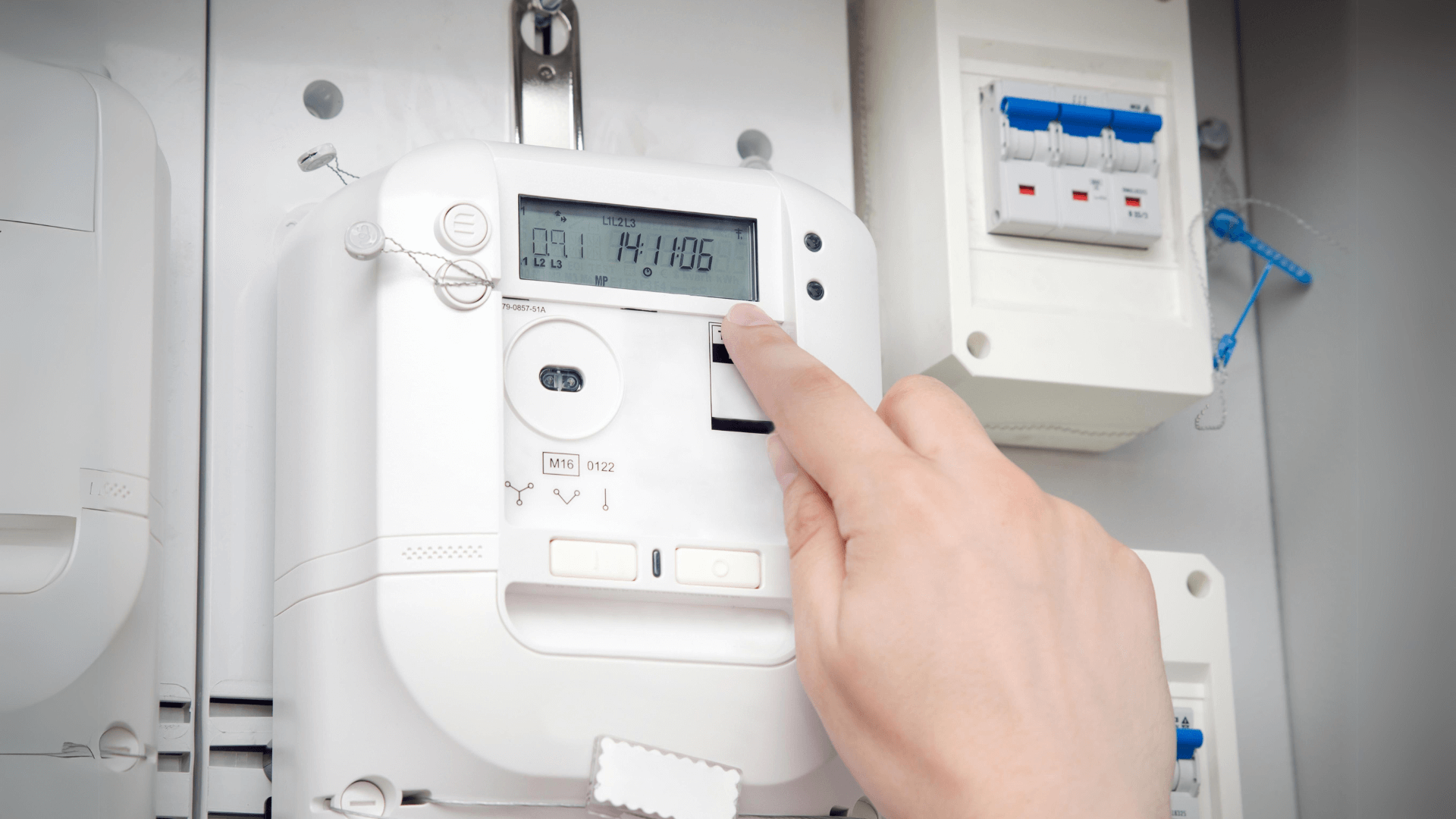 Compteur électrique triphasé : fonctionnement , avantages et prix